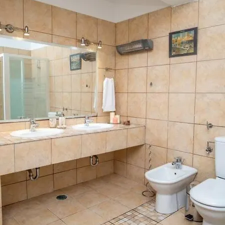 Pines וילה Sgourou